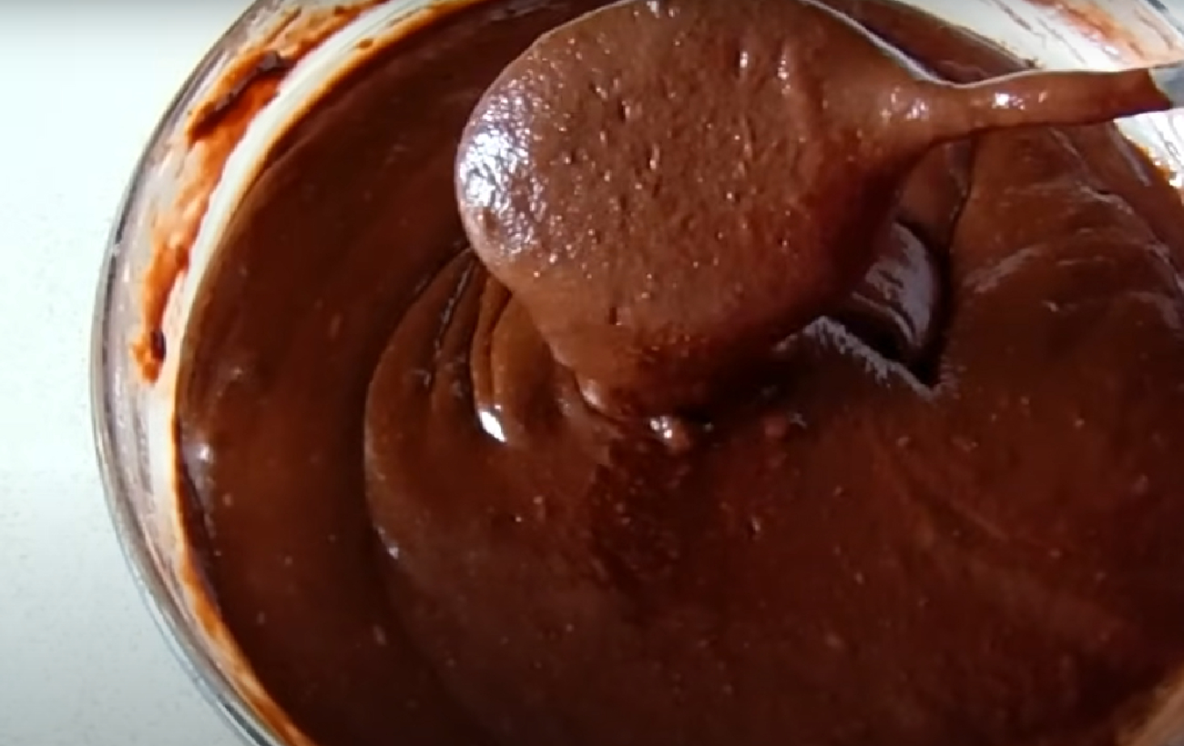 Бюджетний шоколадний торт, наче з магазину: рецепт смачного десерту